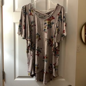 Gimmicks floral flutter sleeve blouse sz M
